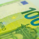 Geld auf der Welt in Euro zählen
